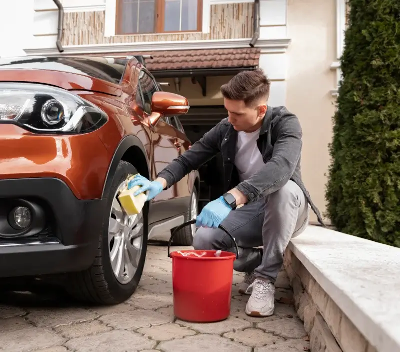 Lavage auto à domicile Angerville-la-Martel : professionnel intervenant sur un véhicule